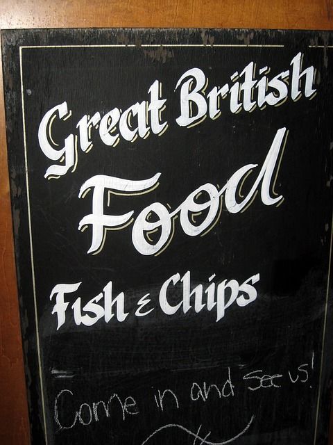 Lavagna del ristorante che annuncia il tradizionale fish and chips
