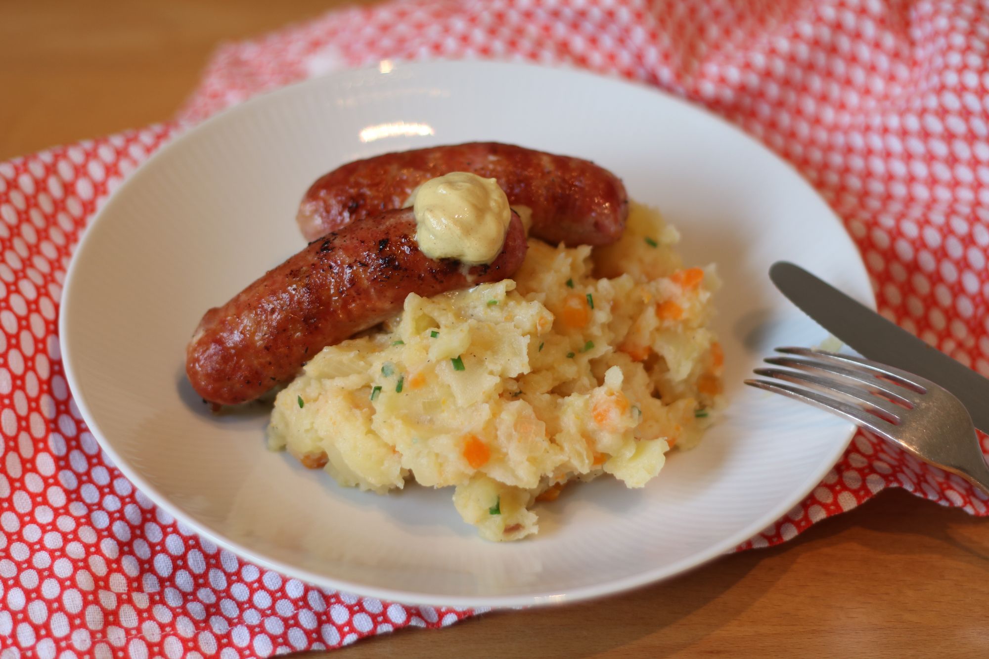 Kombiteller mit Schweinebraten und Kartoffelsalat