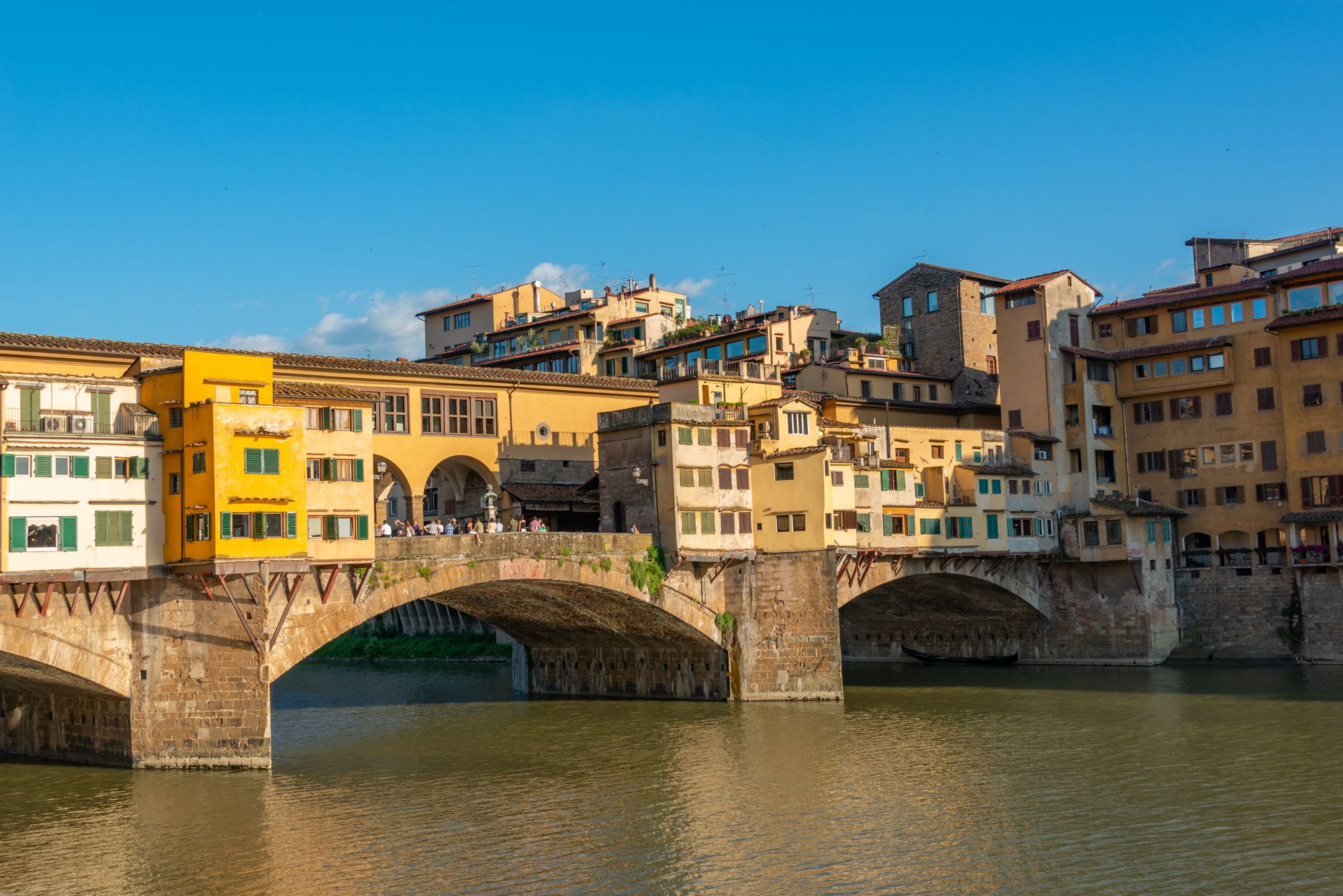 Panorama der Ponte Vecchio an einem sonnigen Tag