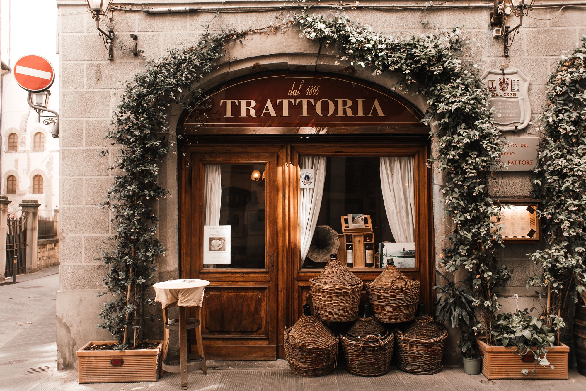 Eintritt in eine traditionelle Trattoria in Florencia