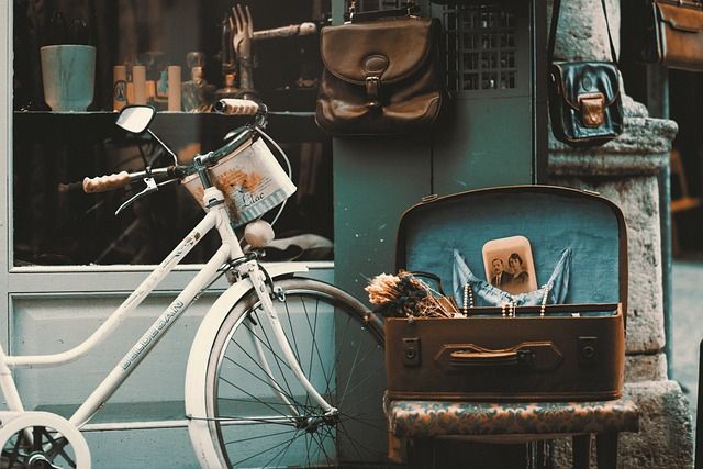 Vieux vélo à côté d'une valise