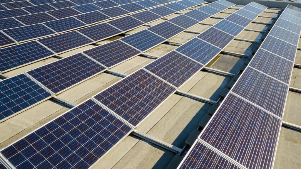 Placas solares colocadas en batería en el techo de un edificio