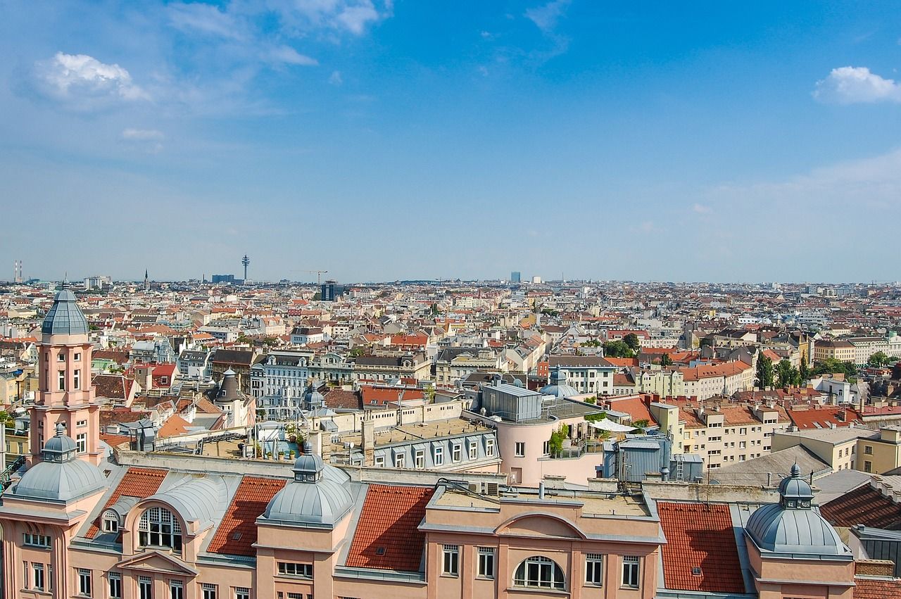 Panorama della città di Vienna e dei suoi tetti in una giornata di sole