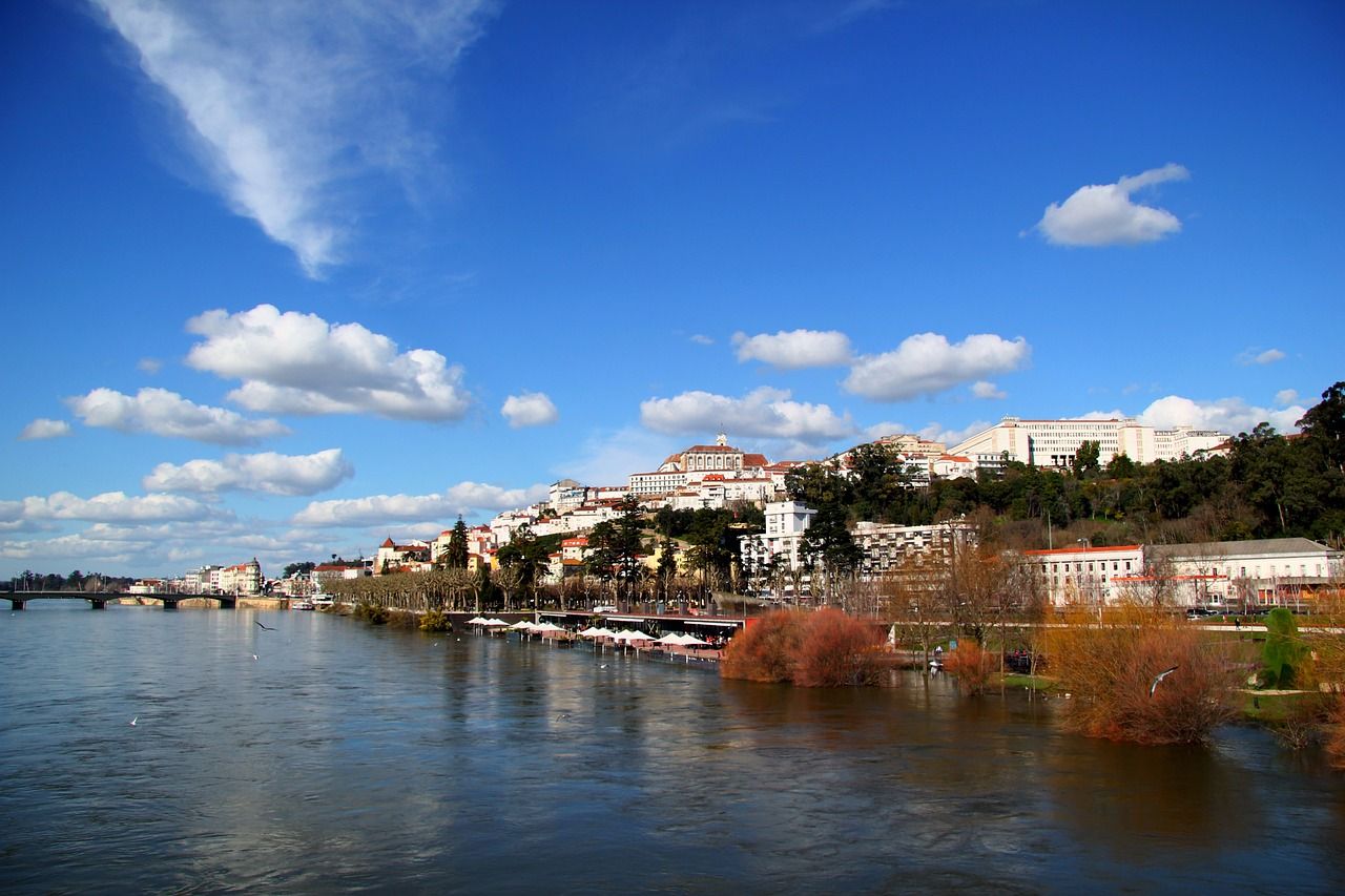 Vista panorâmica de Coimbra e do rio Mondego