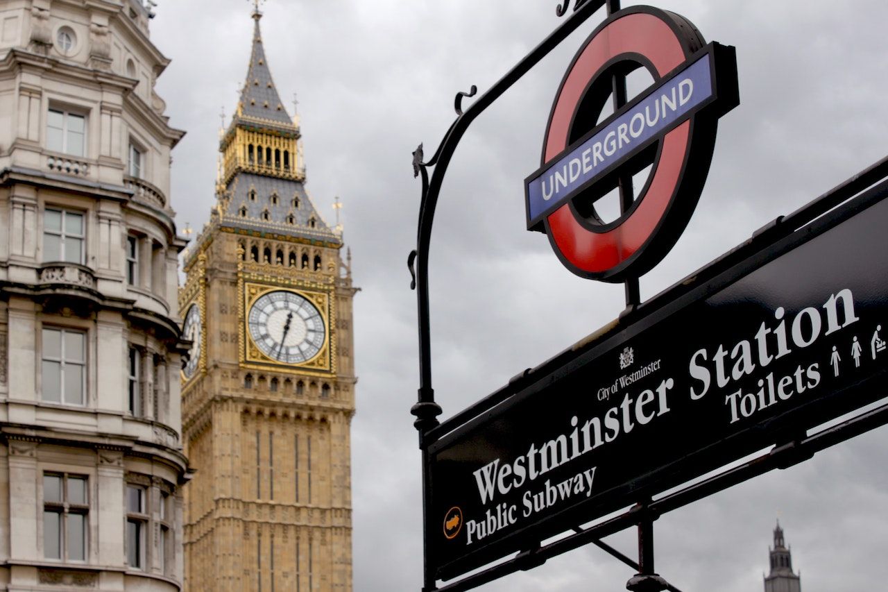 Fermata della metropolitana con il Big Ben sullo sfondo