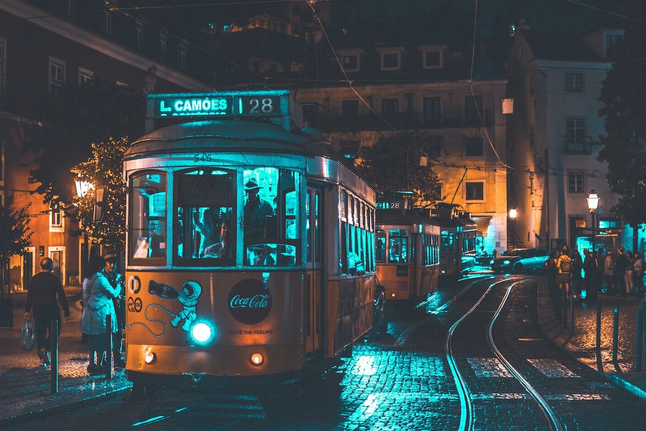 Tram di notte a Lisbona