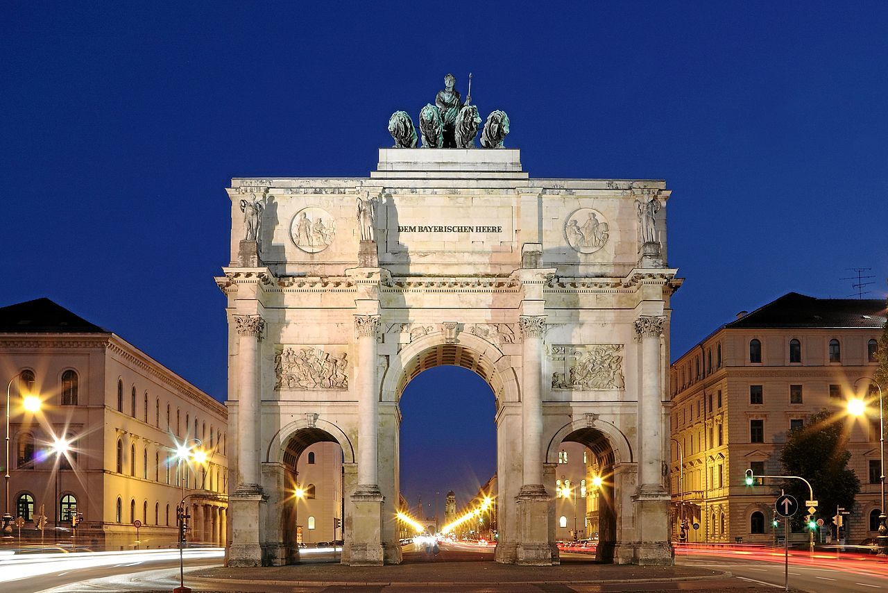 The Siegestor (front), on Leopoldstraße di notte