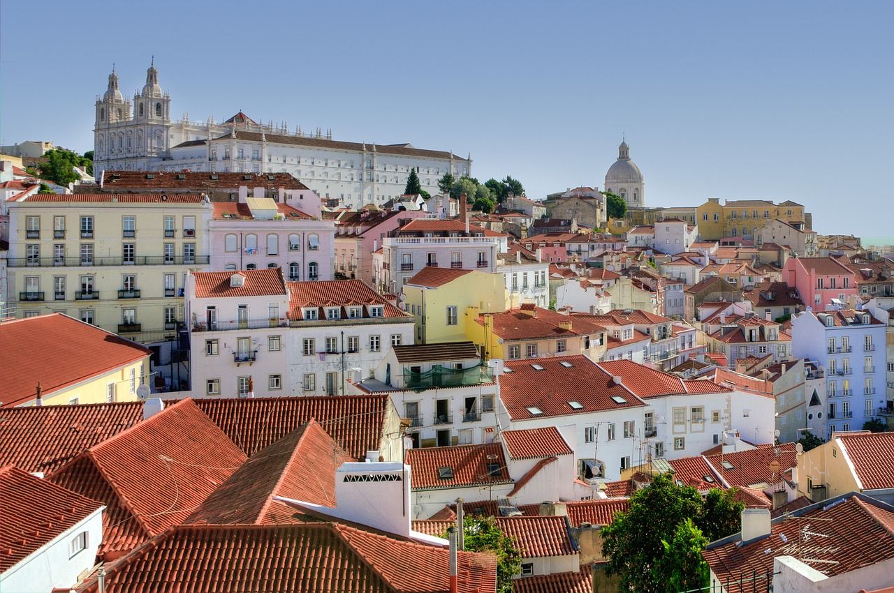 Panorama do bairro de Alfama num dia de sol