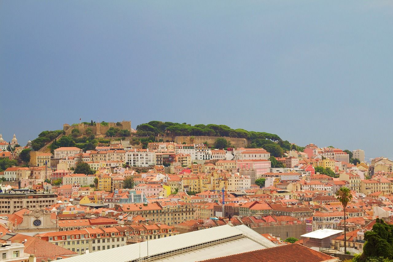 Panorama des Bairro Alto in Lissabon und seiner orangefarbenen Dächer