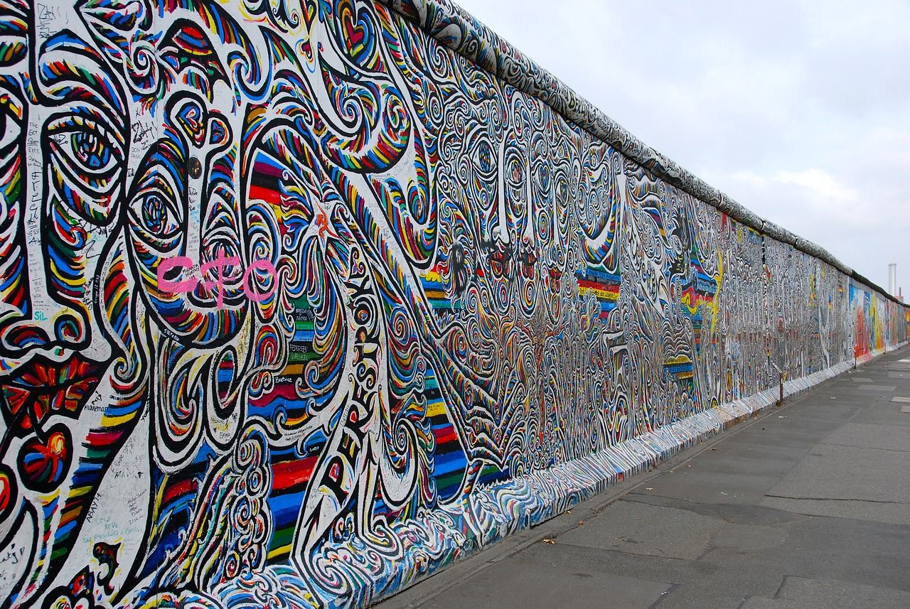 Vue panoramique sur le mur de berlin et ses graffitis