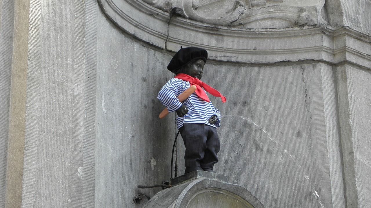 Fontaine Manneken Pis- garçonnet faisant pipi habillé en parisien