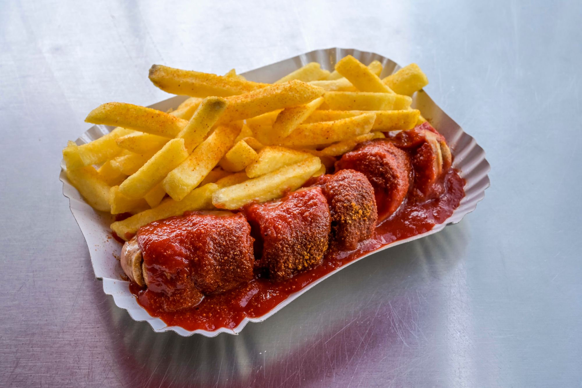 Detalle del tradicional plato típico de currywurst