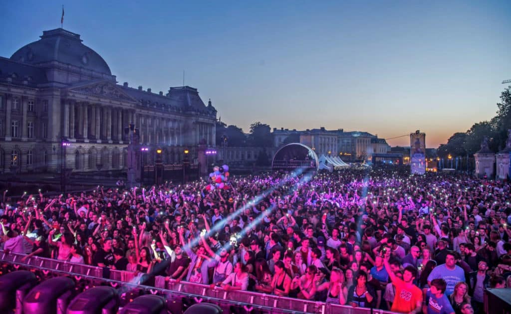 Les gens dansent lors d'un concert sous les lumières