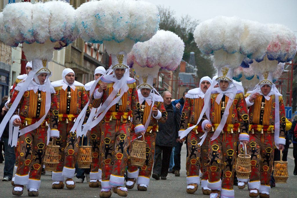 Biche et ses Gilles Défilé de carnaval avec leur chapeau blanc traditionnel