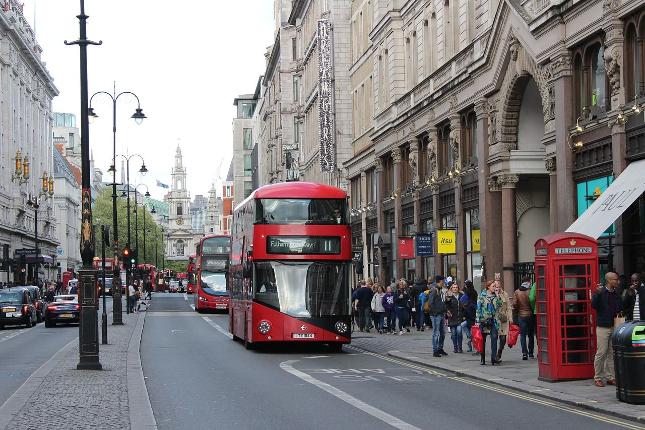 Bus rouges typiques de Londres dans la rue