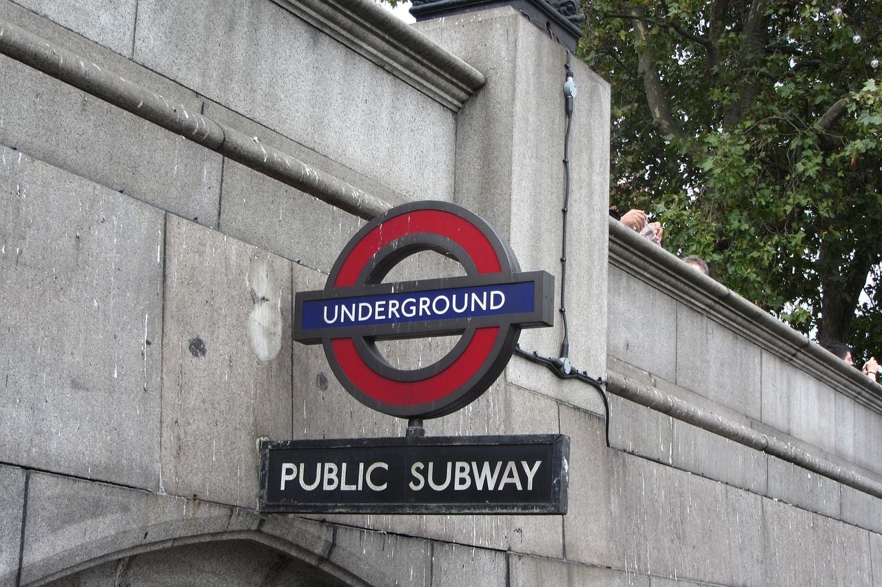 Sinal do tubo de Londres em uma parede