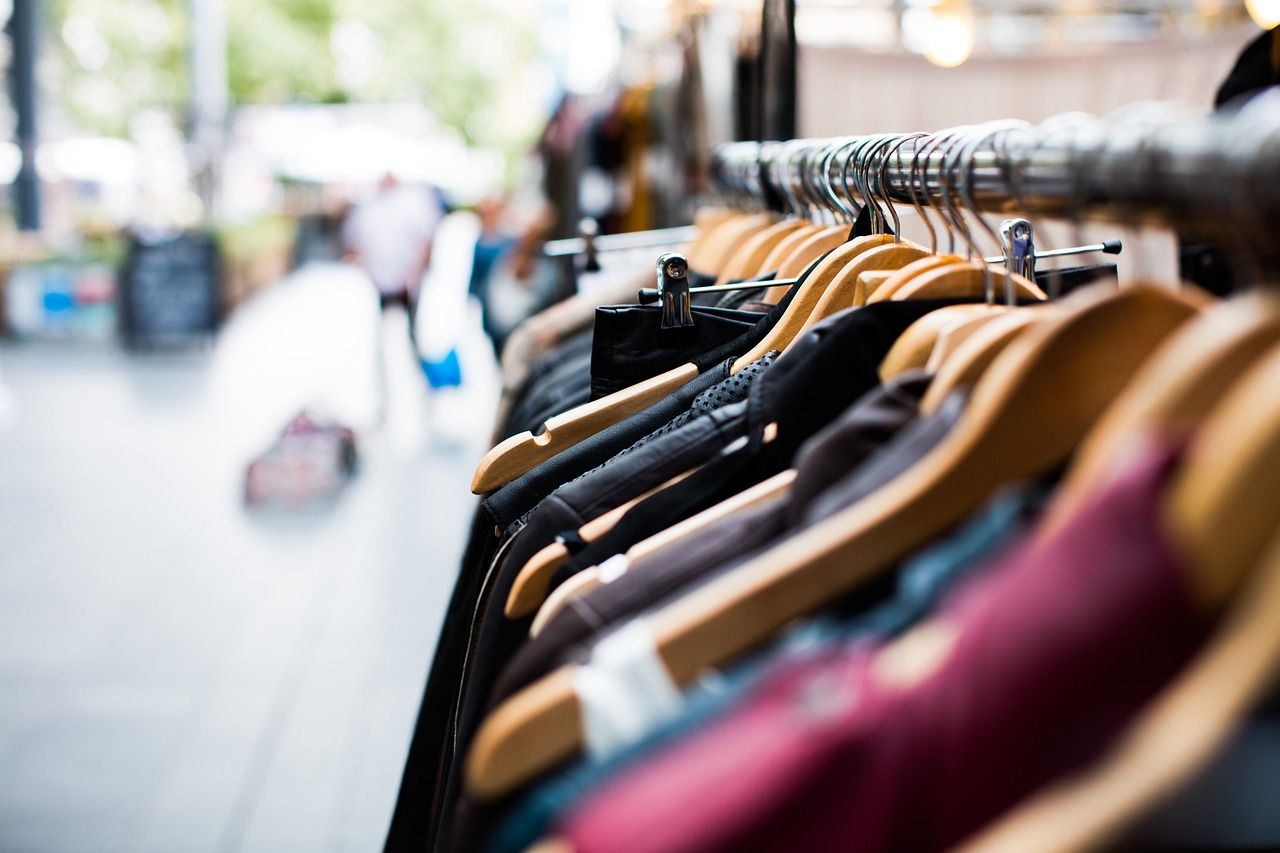 Hilera de ropa colgada en perchas en la calle