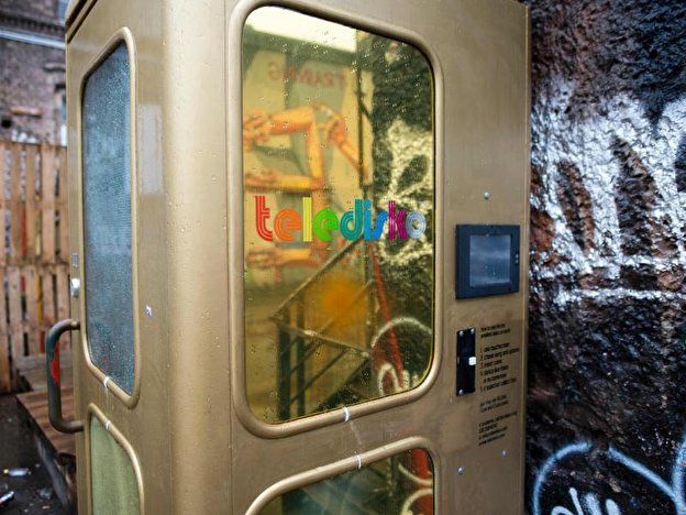 Particolare della discoteca più piccola del mondo in una cabina telefonica