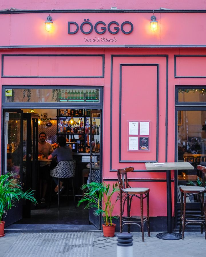 Fachada de color rojo del restaurante Döggo de Madrid