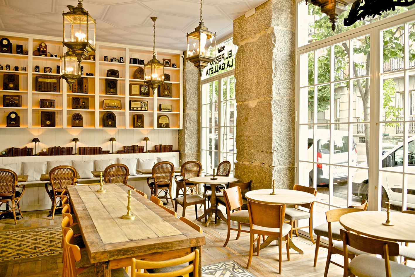 Interior del restaurante el Perro y la Galleta en Madrid