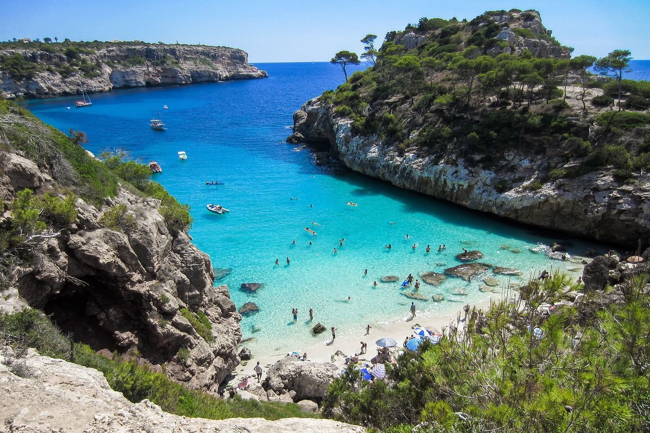 Cala de aguas turquesas en la isla de Mallorca
