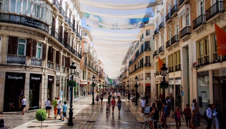 Gente paseando durante el día en la calle Larios de Málaga
