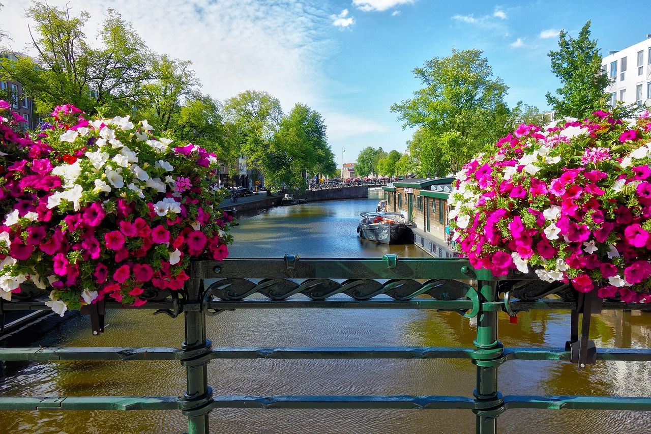 Brücke über einen der mit Blumen geschmückten Kanäle