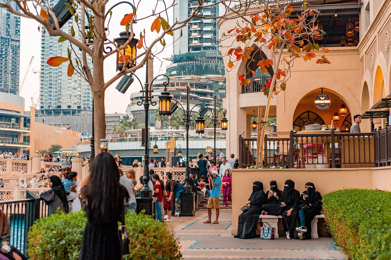 Touristes et habitants du centre-ville de Dubaï