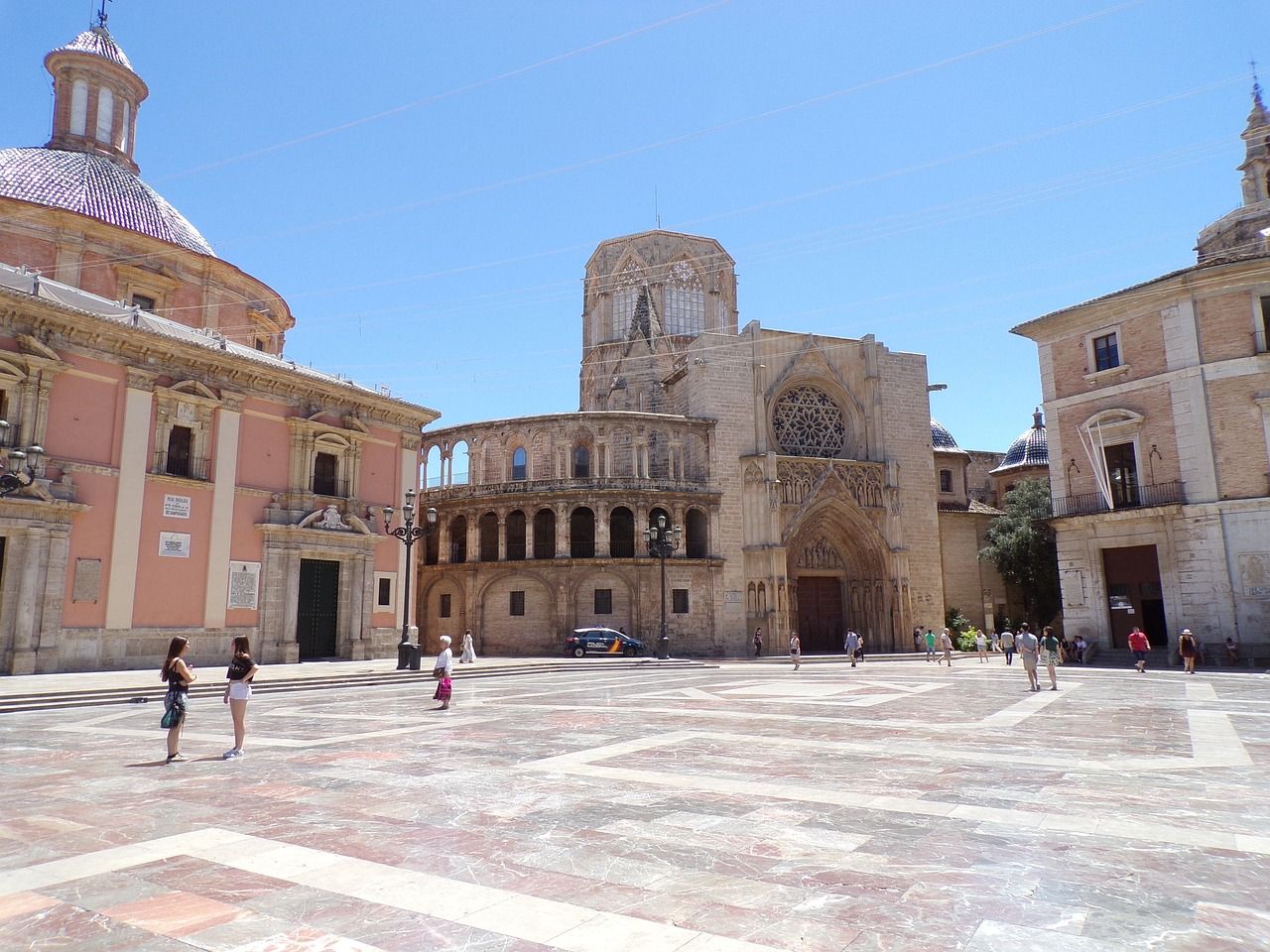 Piazza con la Cattedrale di Valencia sullo sfondo