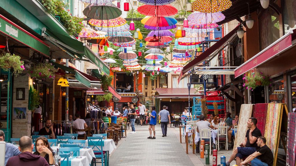 Rue colorée du quartier de Kadiköy avec des parapluies colorés suspendus