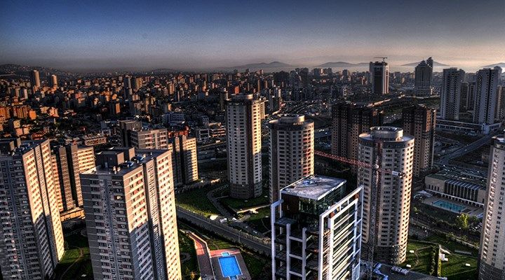 Panoramablick auf die hohen und modernen Gebäude des Viertels Ataşehir