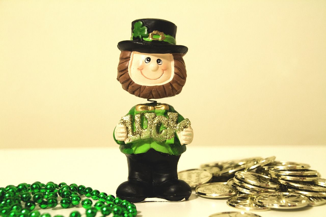 Leprechaun verde che dona fortuna accanto ad alcune monete