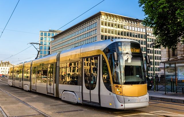 Bonde amarelo correndo pelas ruas de Bruxelas