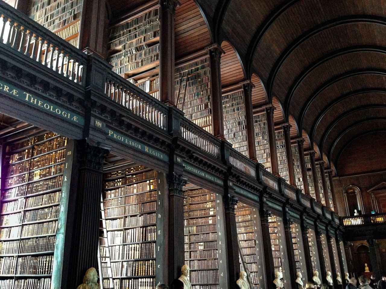 Regale gefüllt mit Tausenden von Büchern in der Bibliothek des Trinity College