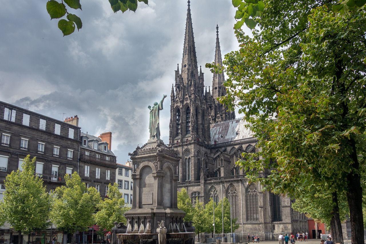 Cathédrale de Clermont-Ferrand un jour nuageux