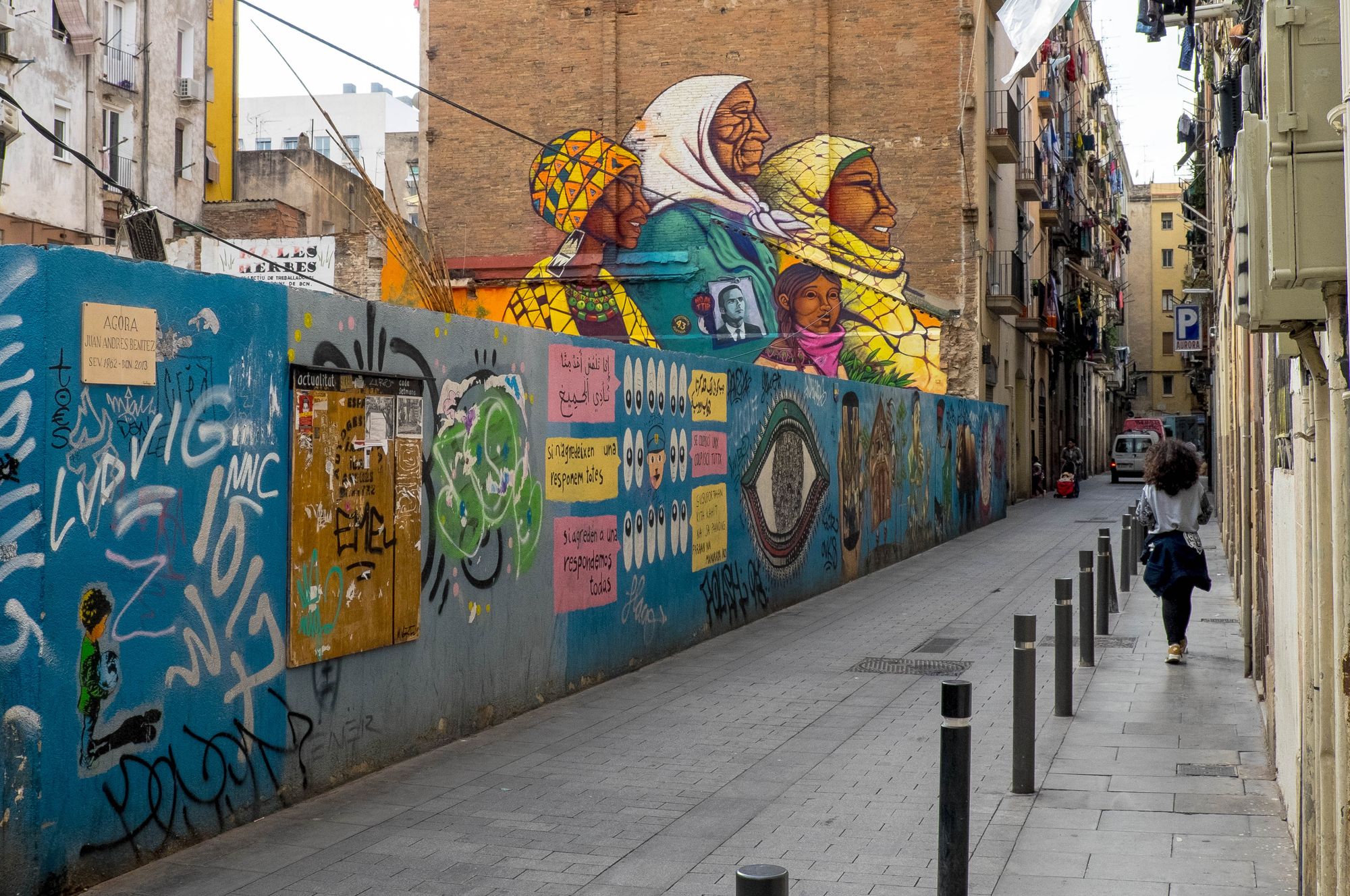 Bunte Graffiti an den Wänden des Raval-Viertels