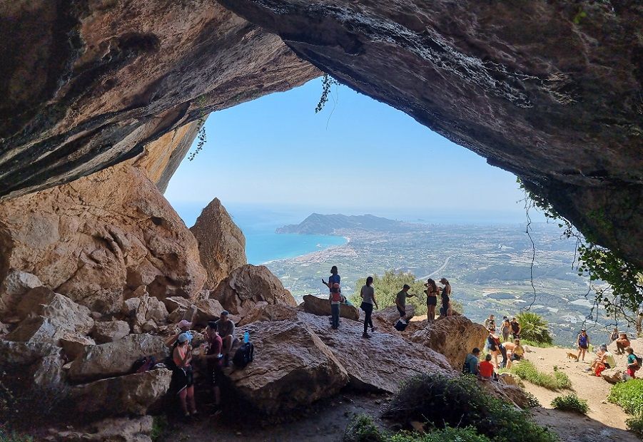 Excursionistas admirando el paisaje de la Sierra de Bernia
