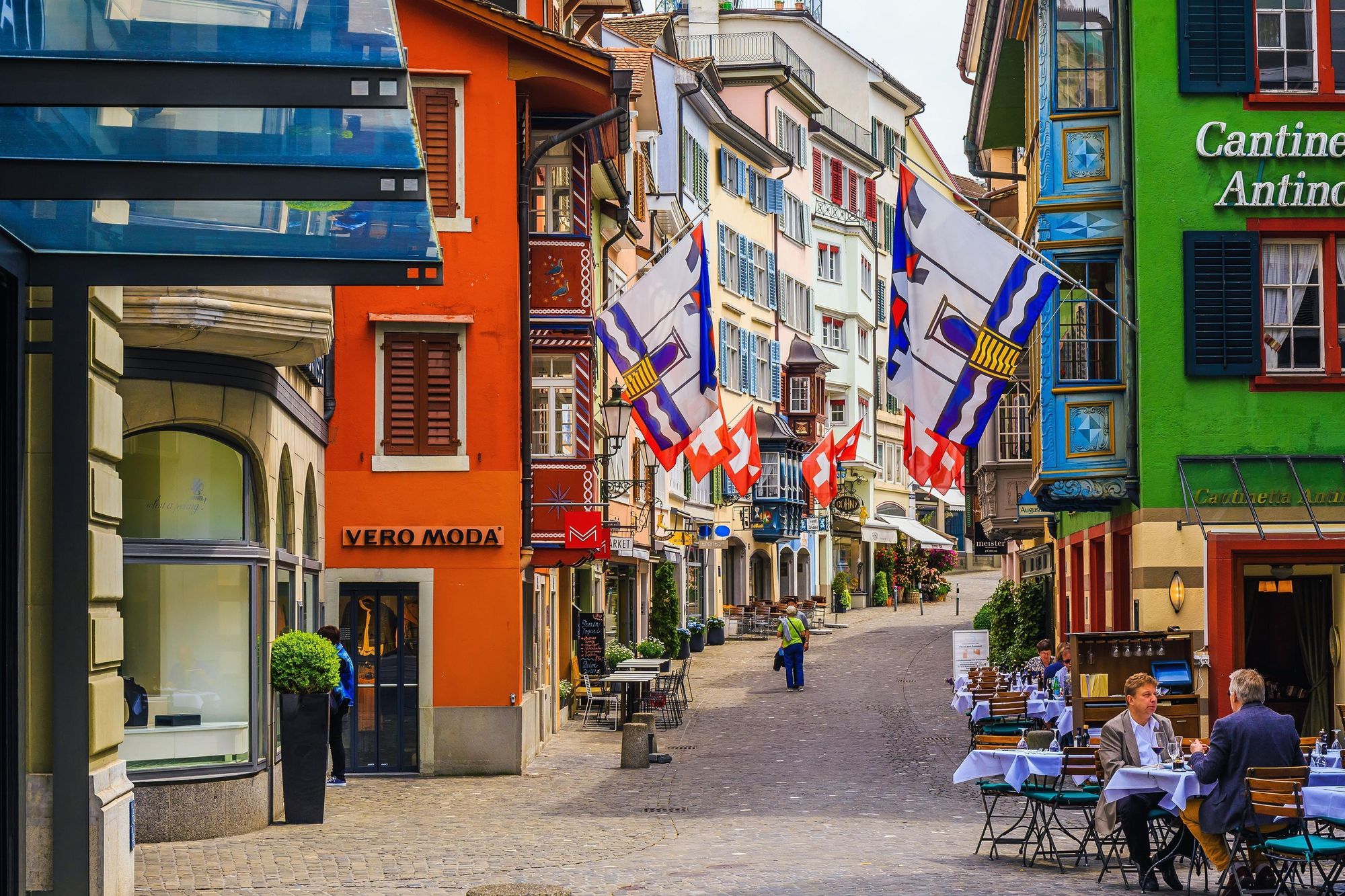 Céntrica calle en Zurich con coloridas casas adornadas con bandera