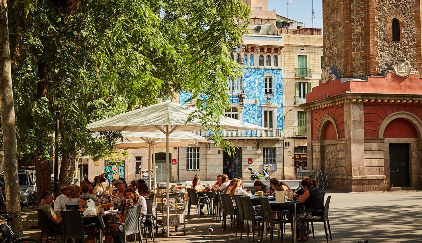 Menschen genießen die Terrassen des Graìa-Viertels