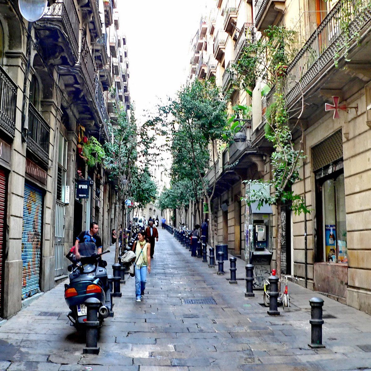 Menschen, die eine Hauptstraße im Viertel El Born entlang gehen