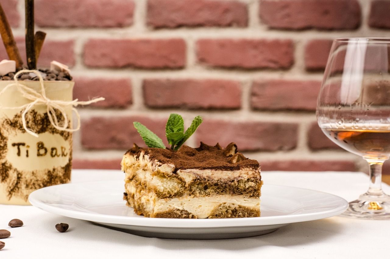 Parcela da sobremesa italiana tradicional, tiramisu