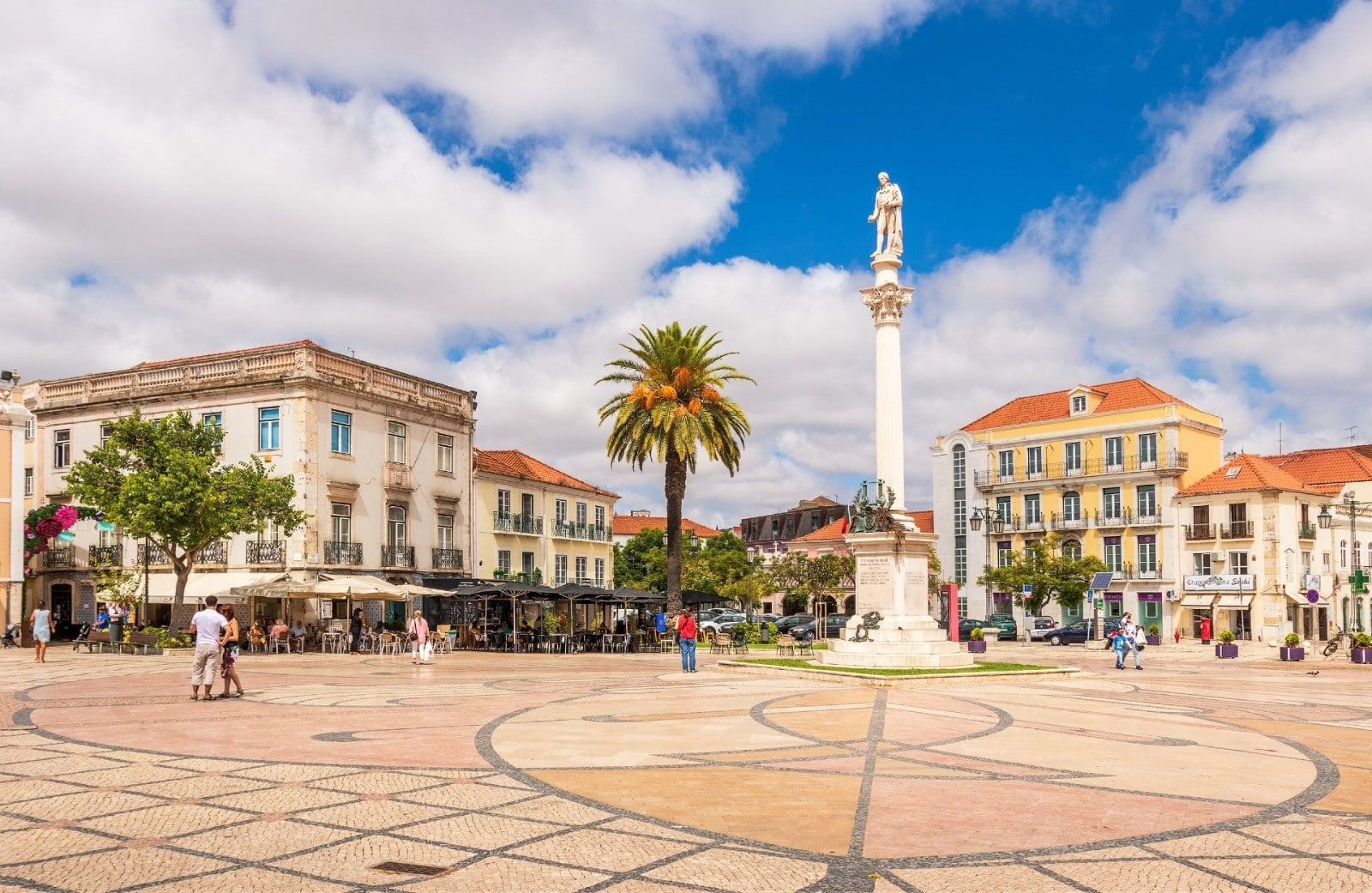 Praça no centro de Setúbal em um dia claro