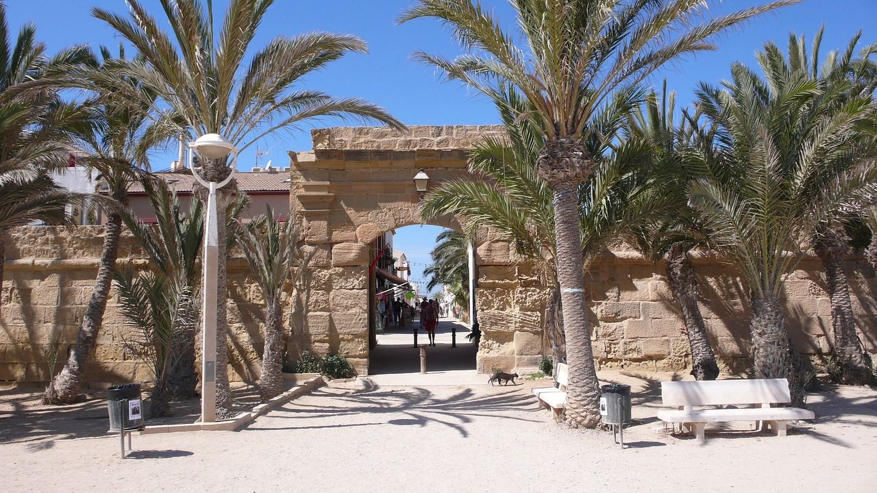 Puerta de piedra en la Isla de Tabarca
