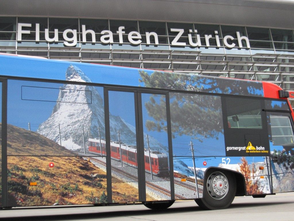 Ônibus de Zurique em frente ao aeroporto