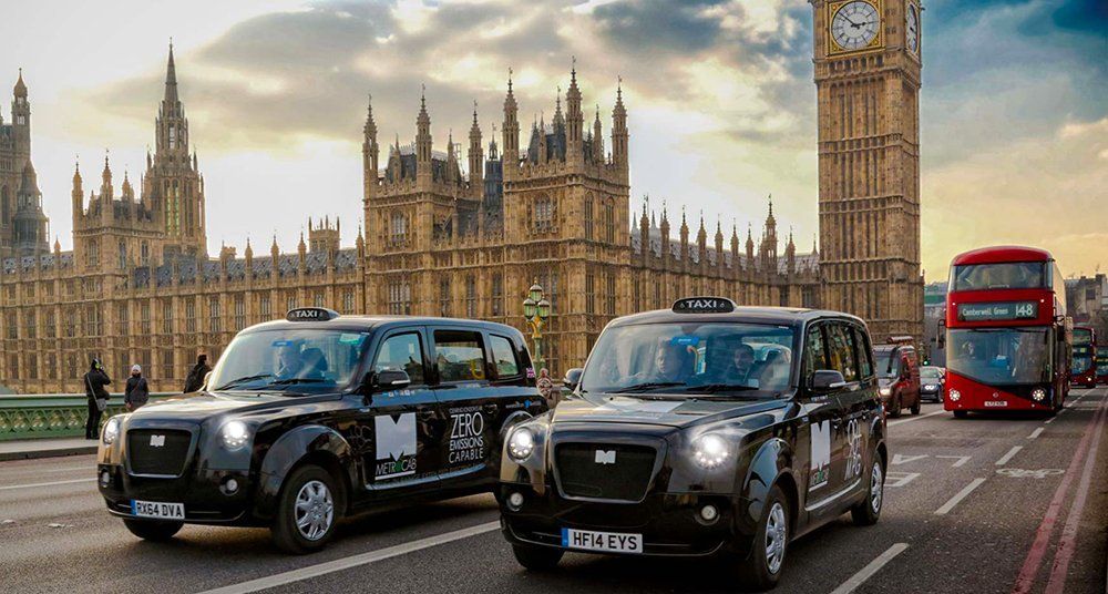 Iconici taxi neri londinesi che guidano con il Big Ben sullo sfondo