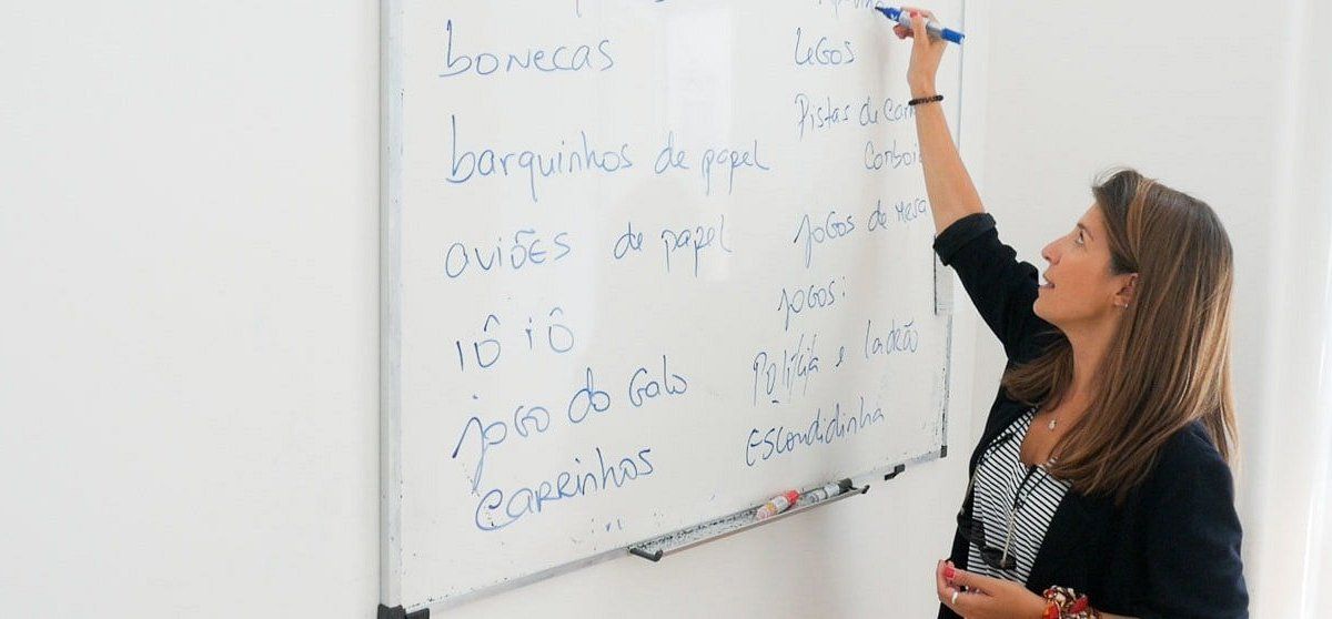 Portugiesischlehrer schreibt an eine Tafel