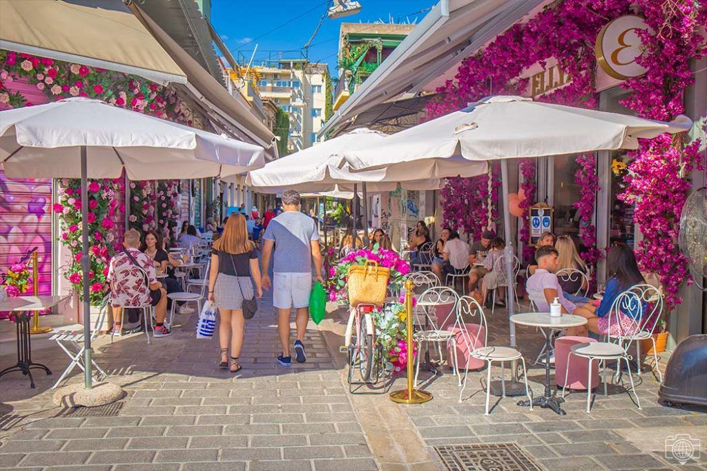 Strada colorata con fiori nel quartiere alla moda di Psirri