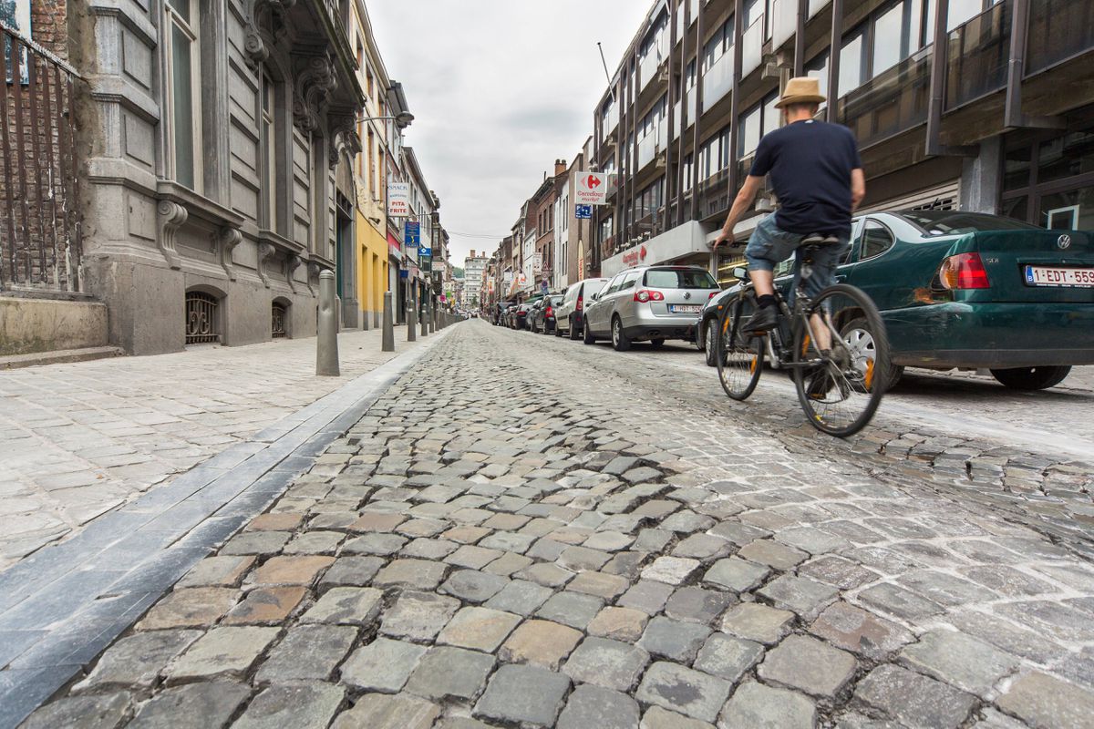 Détail de la chaussée de la rue centrale Saint Gilles