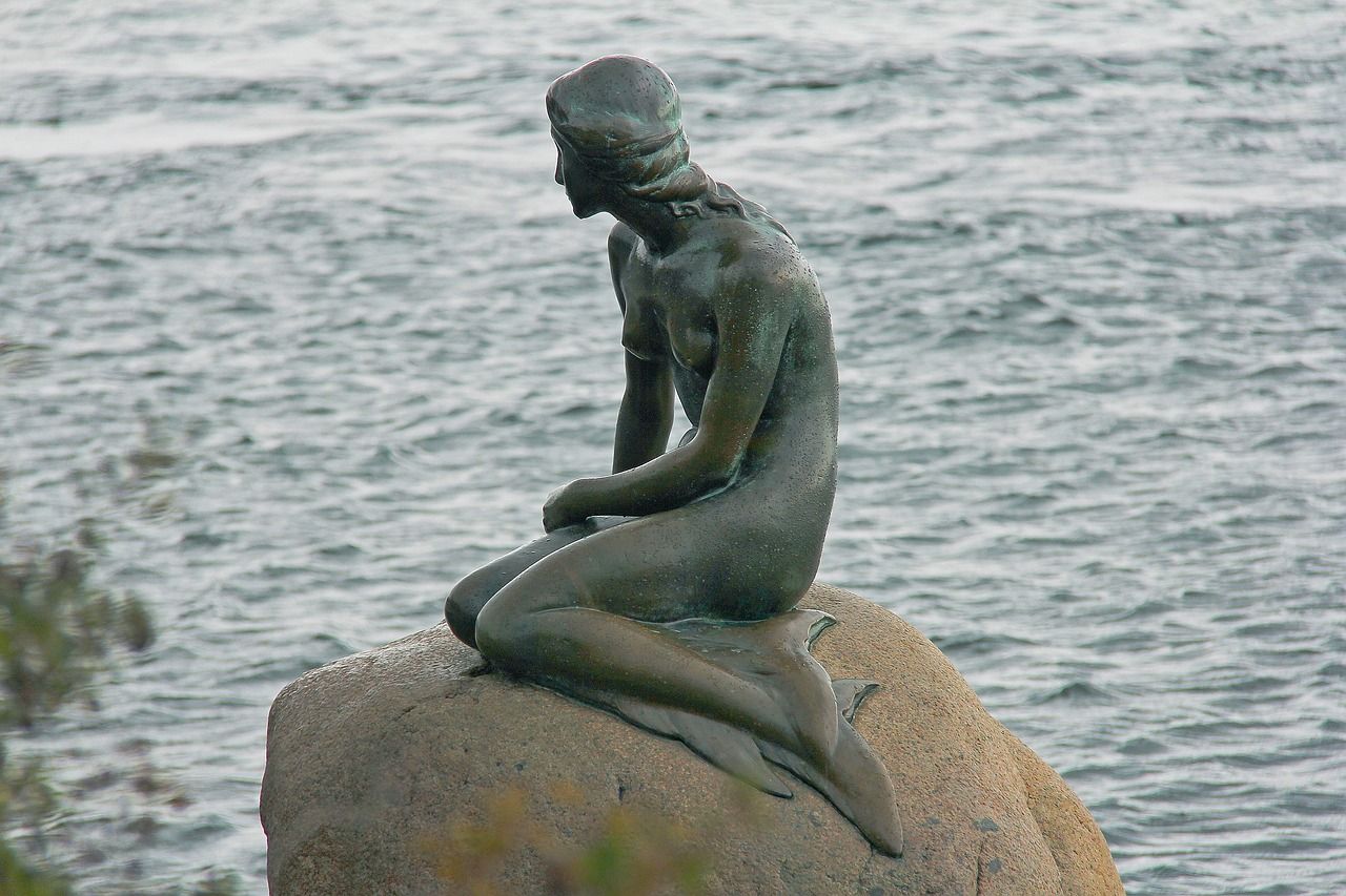 Immagine della tradizionale scultura della Sirenetta a Copenaghen