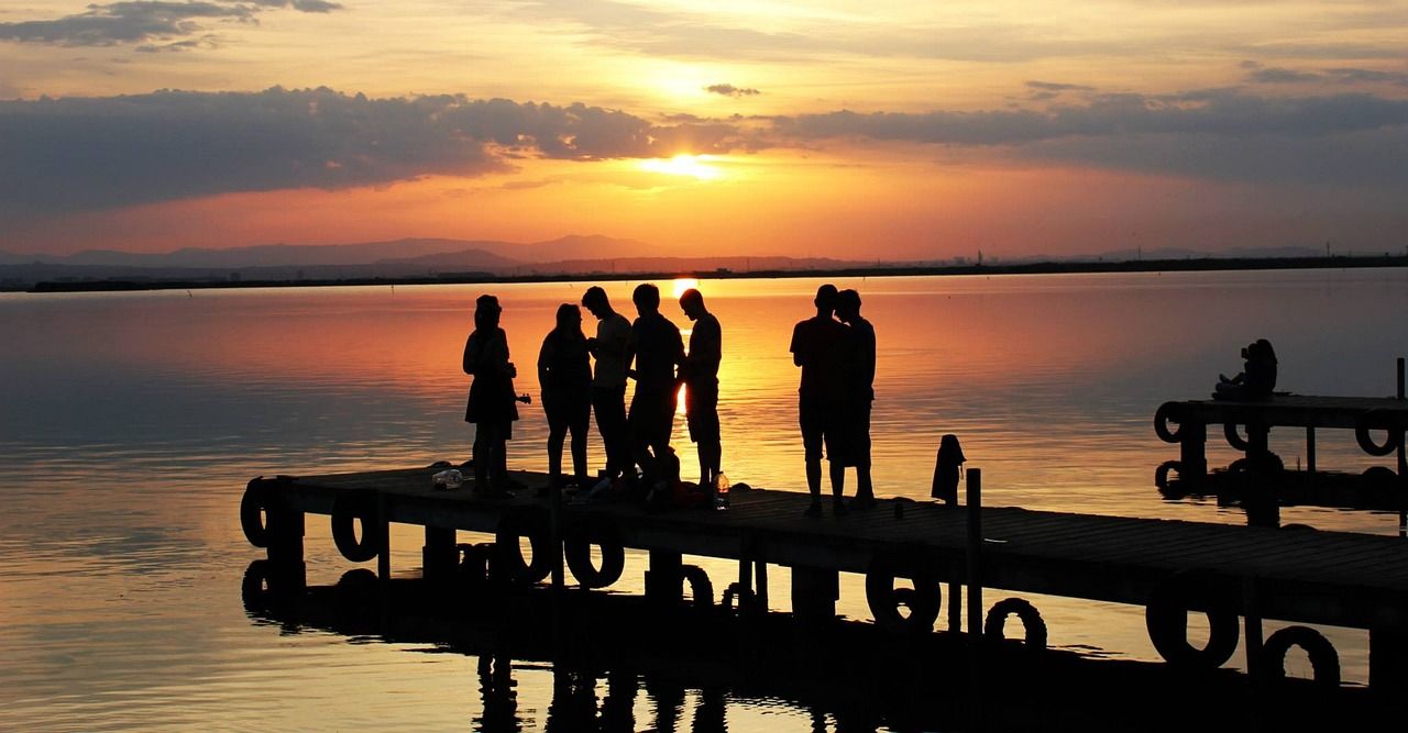Groupe de jeunes regardant le coucher du soleil